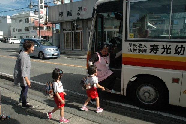  Anna is off to school. 
