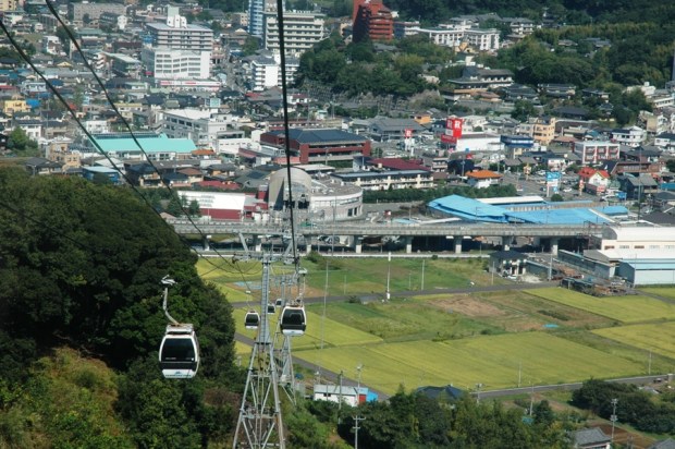 Izunokuni Panorama Park's aerial tramway. 
