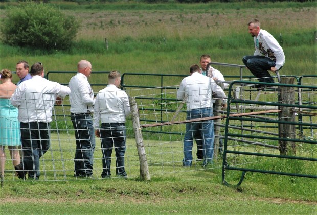 Then the groomsmen were invited to the photo shoot. 