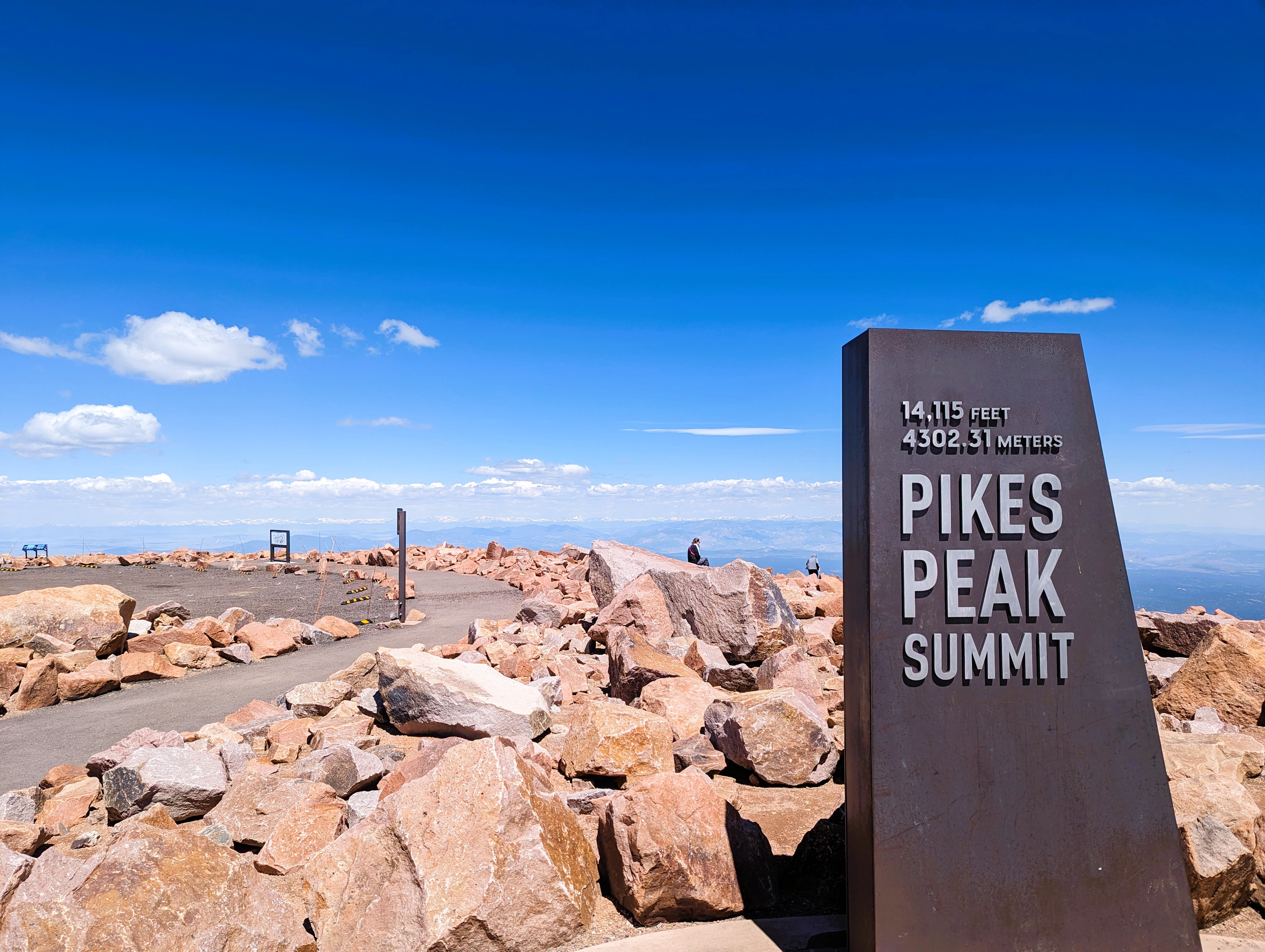 That altitude warning in the last photo: yeah, you can really feel it. It's a way high mountain.